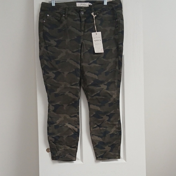 torrid Pants - Torrid Camouflage Print Cropped Pants Size 12 Cotton/Spandex Blend